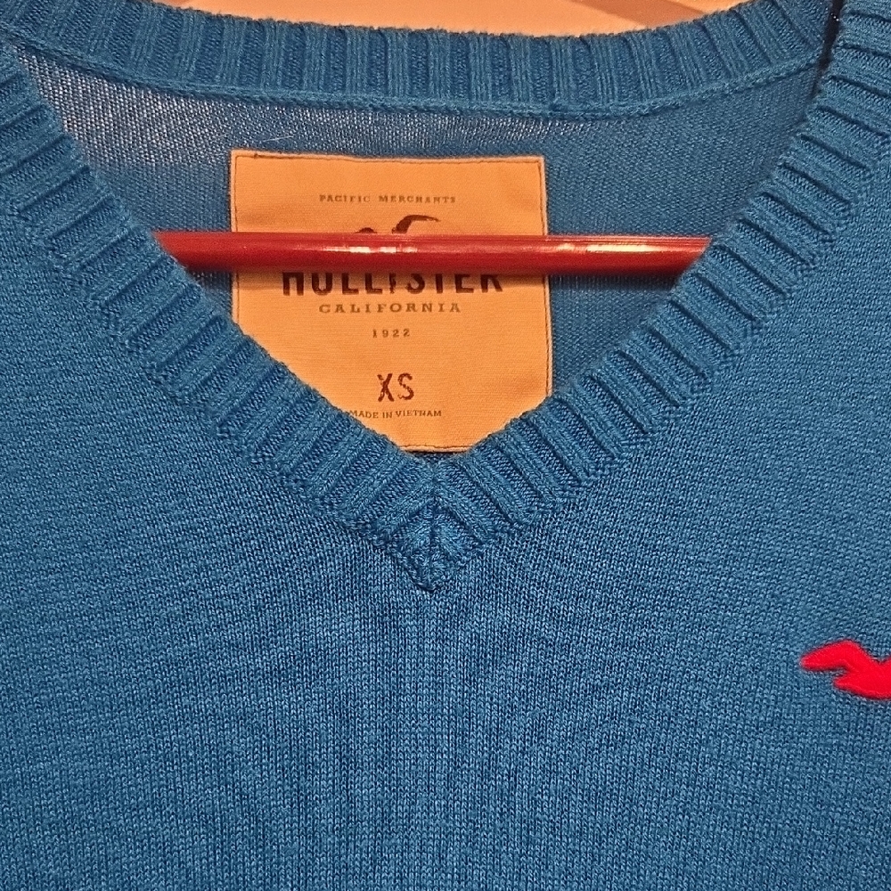 Hollister Men's V-Neck Sweater in Vibrant Blue